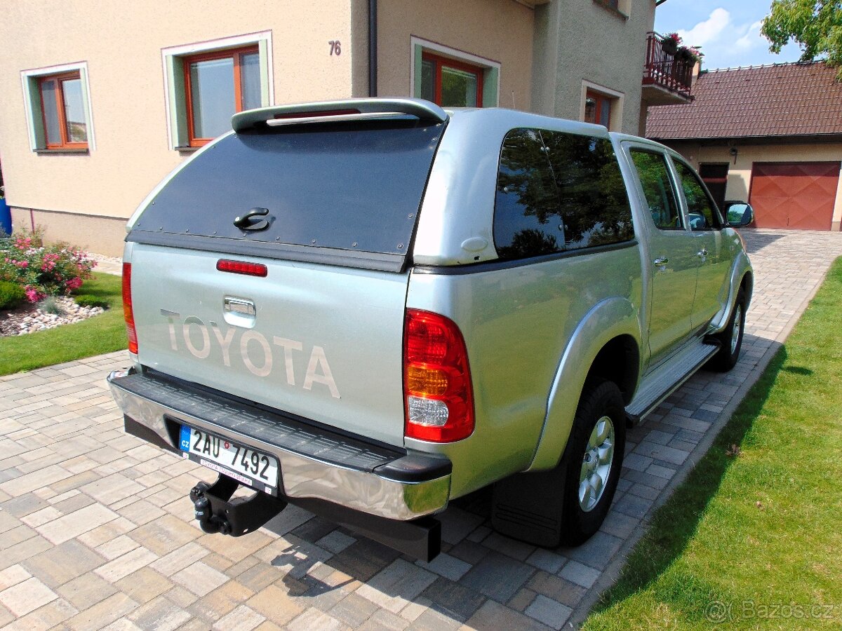 TOYOTA HILUX 2.5,4x4, PŮVOD ČR,2.MAJ.,RADLICE+SYPAČ,TAŽNÉ