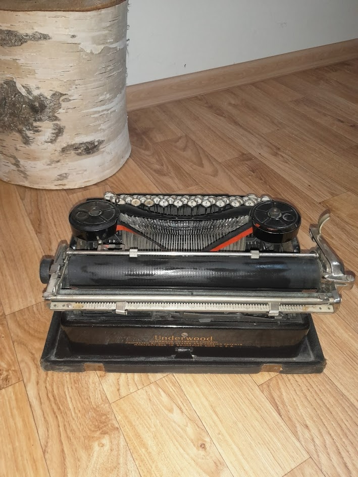 Starožitný psací stroj Underwood Portable - 5