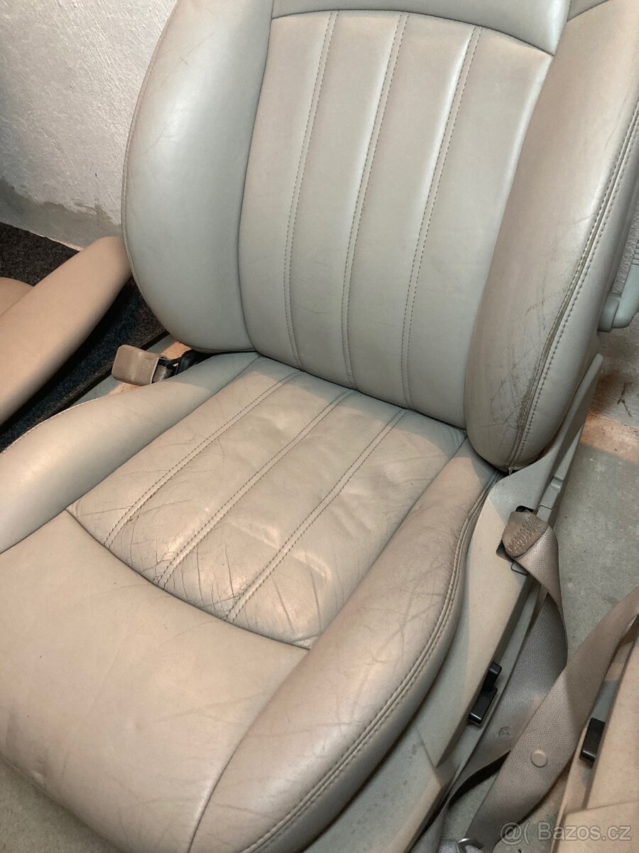 Chrysler 300c sedačky - 5