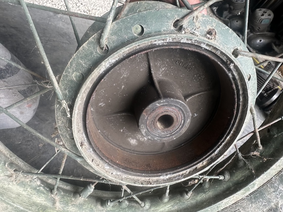 Predám zadní kolo + brzdový štít YAMAHA XT 600 - 5