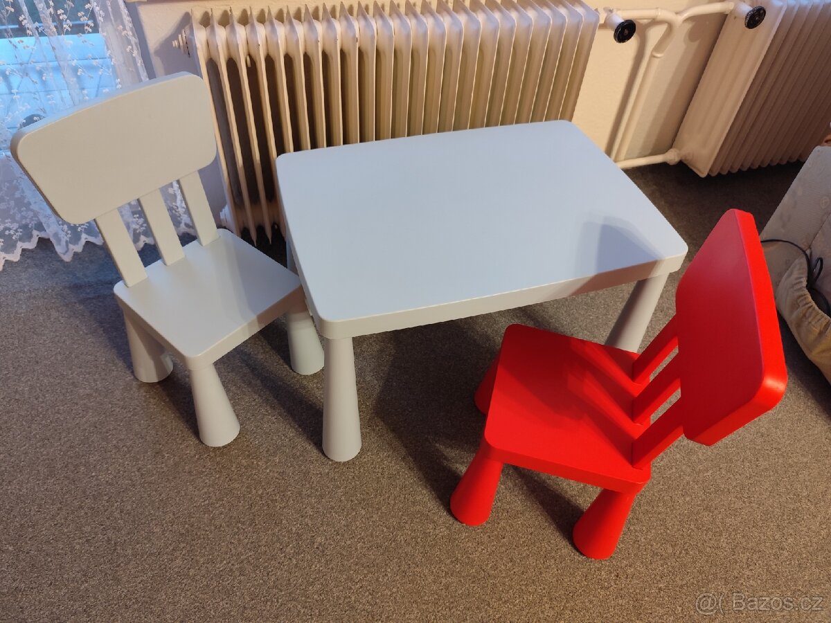Plastový stůl IKEA a 2 židličky. - 5