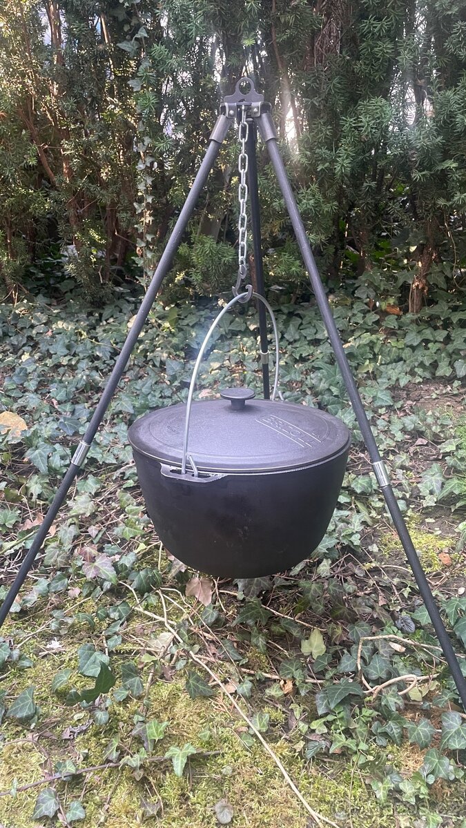 Litinový kotlík s poklicí – 8 l - 5