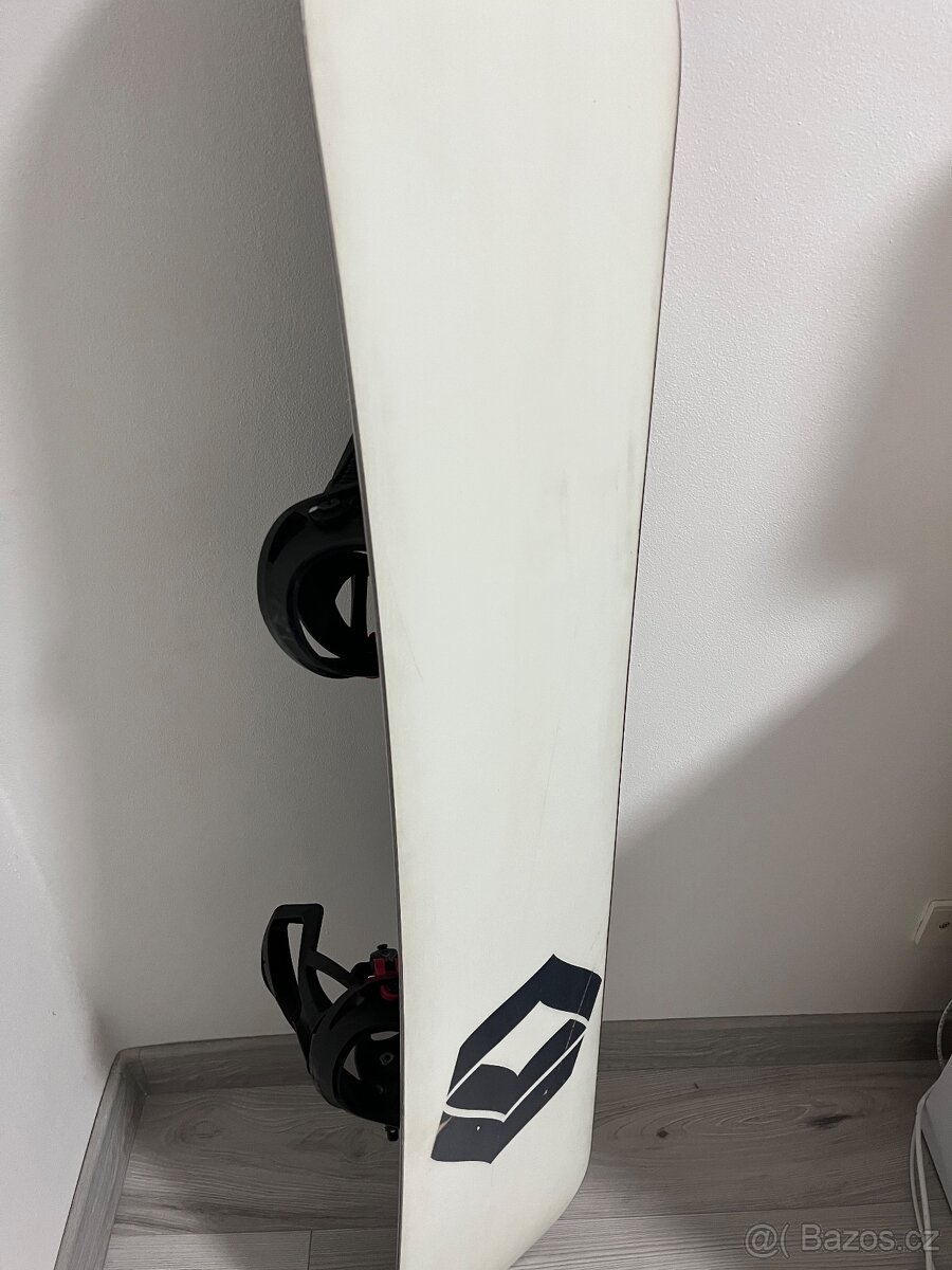 Prodám odlehčený snowboard FTWO 138cm s moderním vázáním. - 5