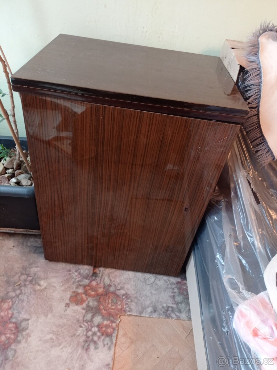 Skříňový šicí stroj - 5