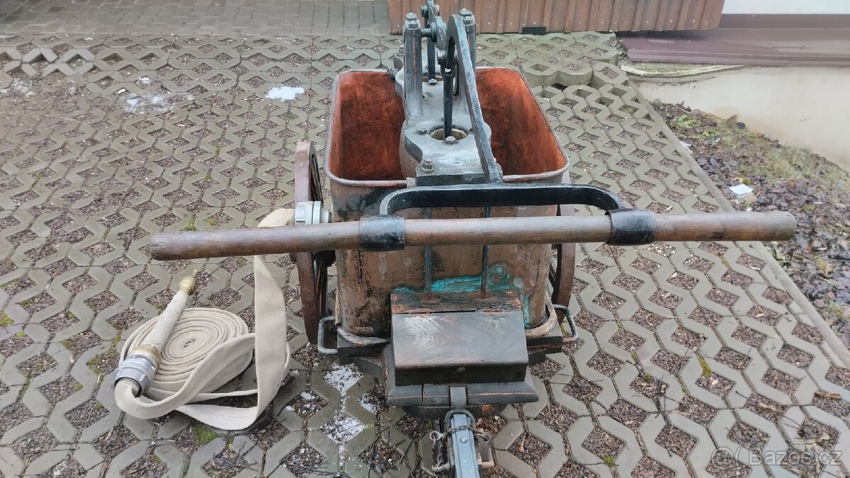 Historická dvoukolová ruční hasičská stříkačka - 5