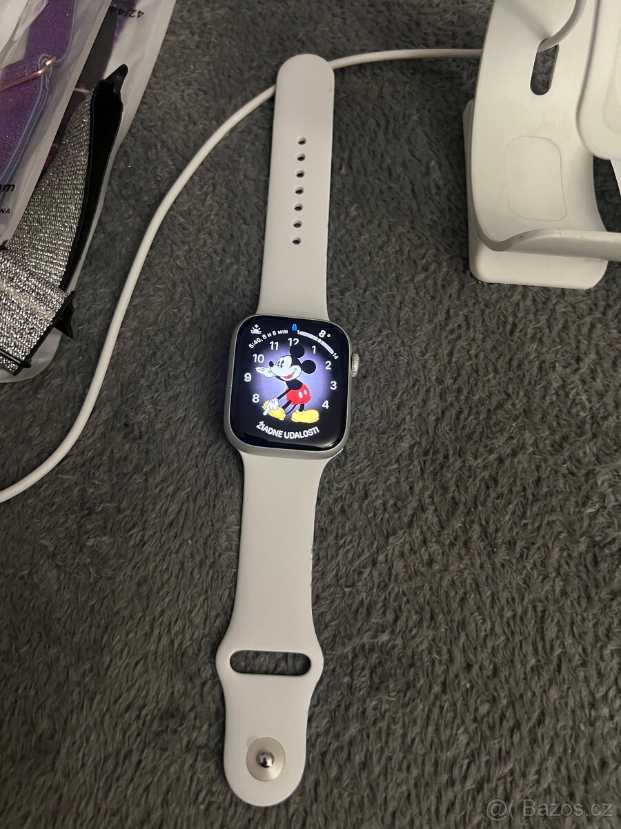 Prodám Apple Watch 8 45mm MINIMUM POŠKOZENI - 5