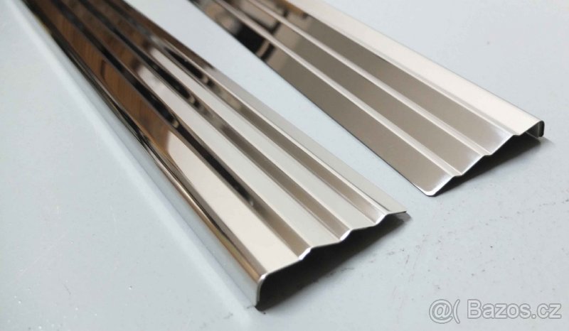 Mercedes-Benz W107 - Prahové lišty (pryž nebo kov) - 5