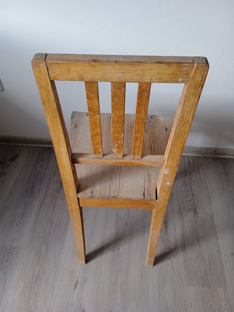 Stůl se čtyřmi židlemi - 5