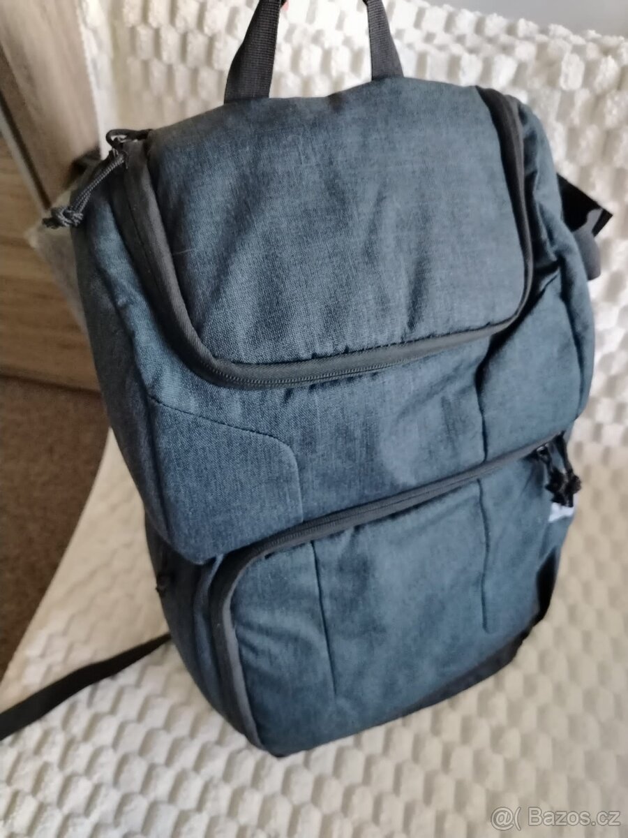 canon s objektivy a taškobatůžkem - 5