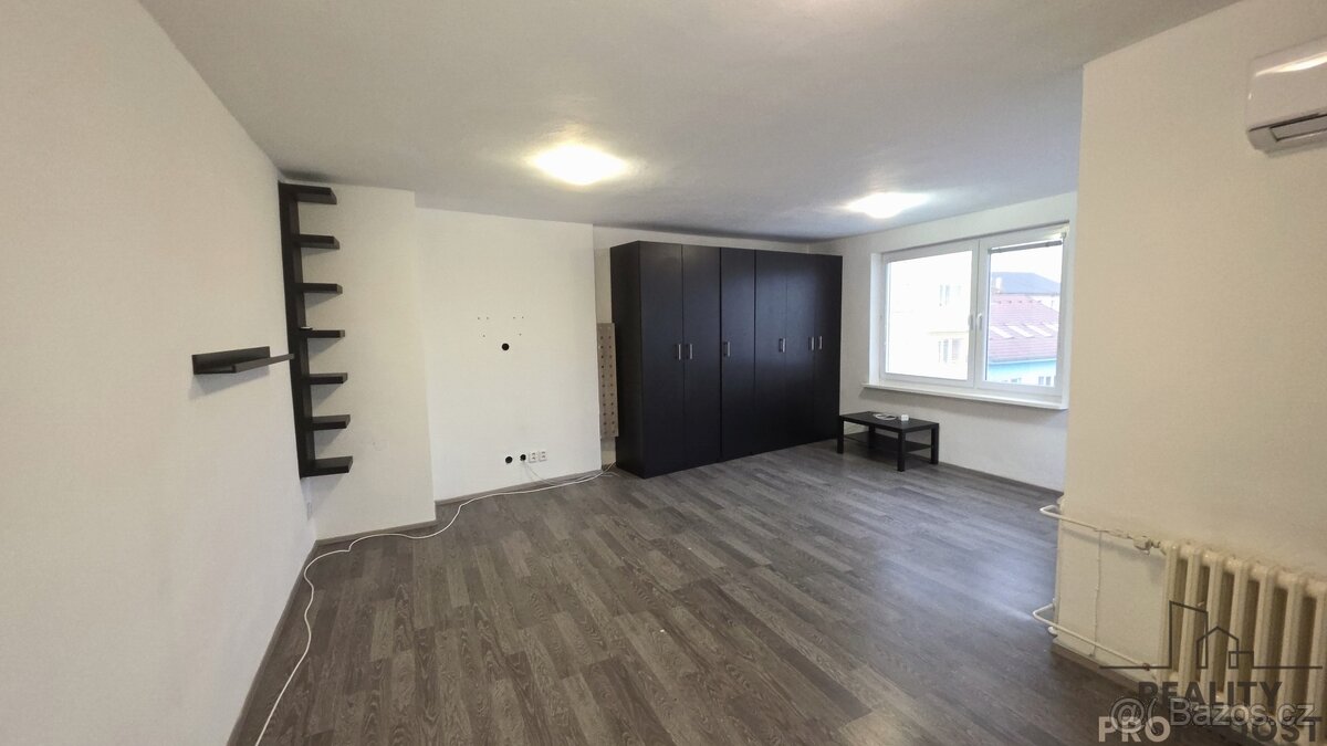 Pronájem bytu 1+1 s balkónem 52m2 v Hodoníně , Nájem 1+1 - 5