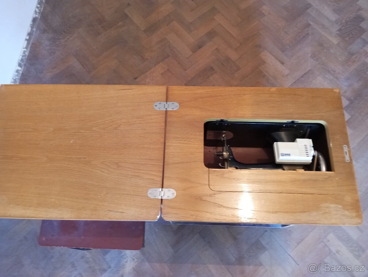 šicí stroj ve skřínce - 5