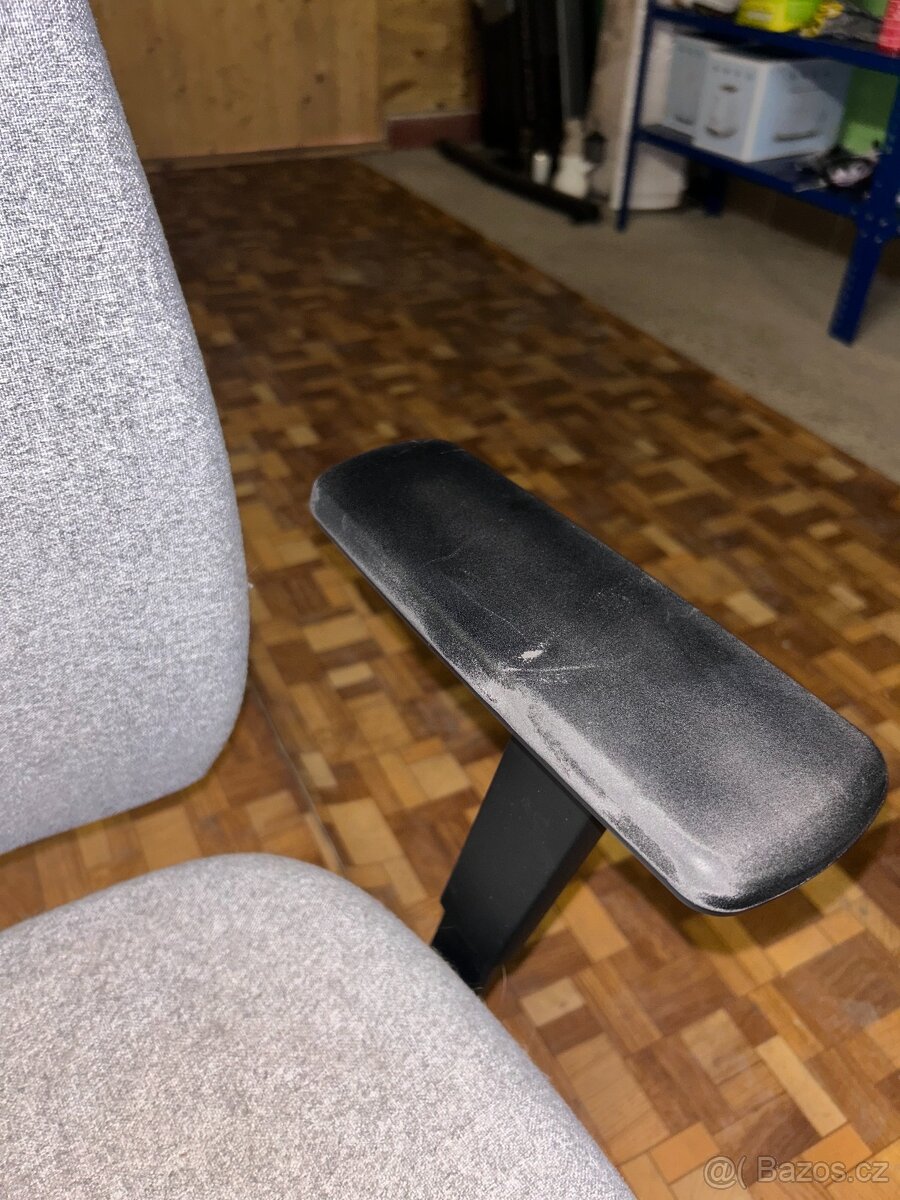 Šedá kancelářská židle - 5