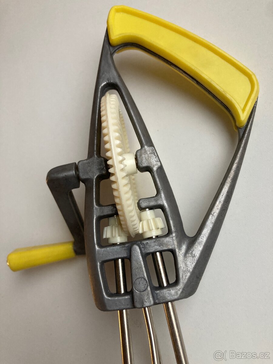 Vintage mechanický ruční šlehač s klikou, stáří cca 70 let - 5