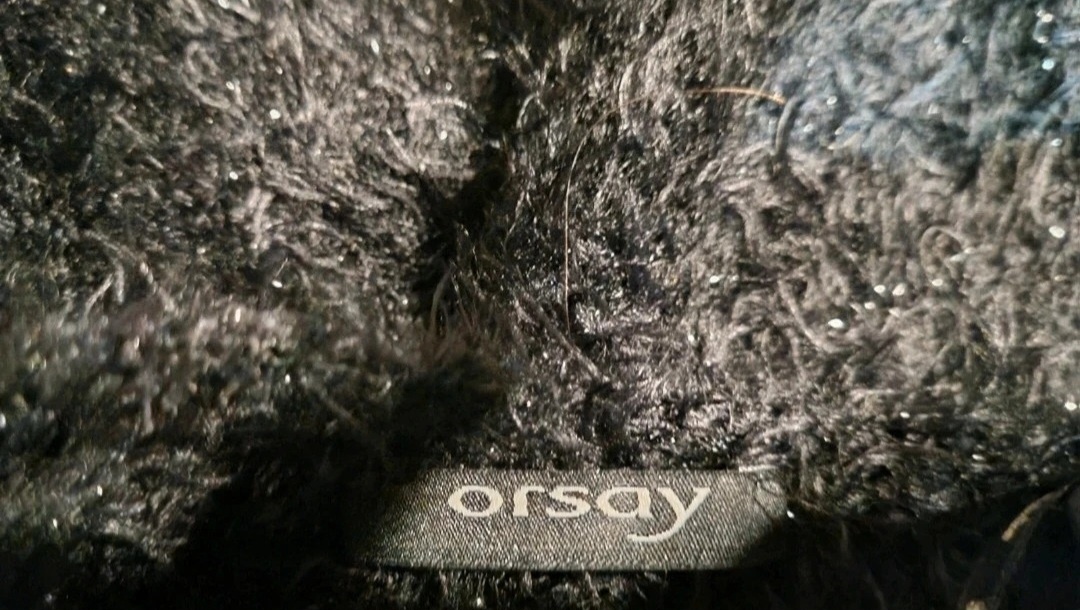 Černý svetřík s chloupky a třpytkami. - 5