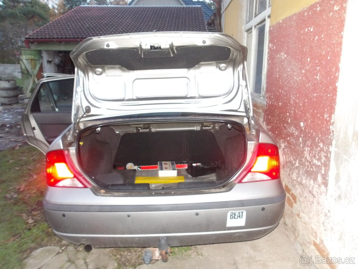 Ford Focus sedan benzín - 5