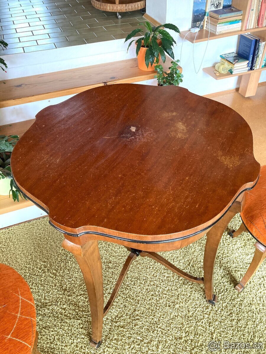 Starožitný stůl a taburetky - 5