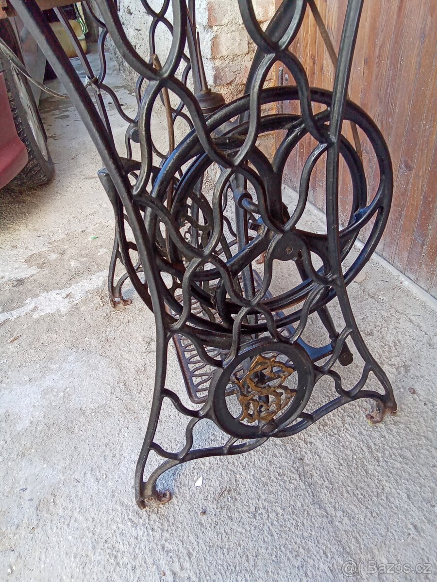 Starožitný šicí stroj s litinovým rámem - 5