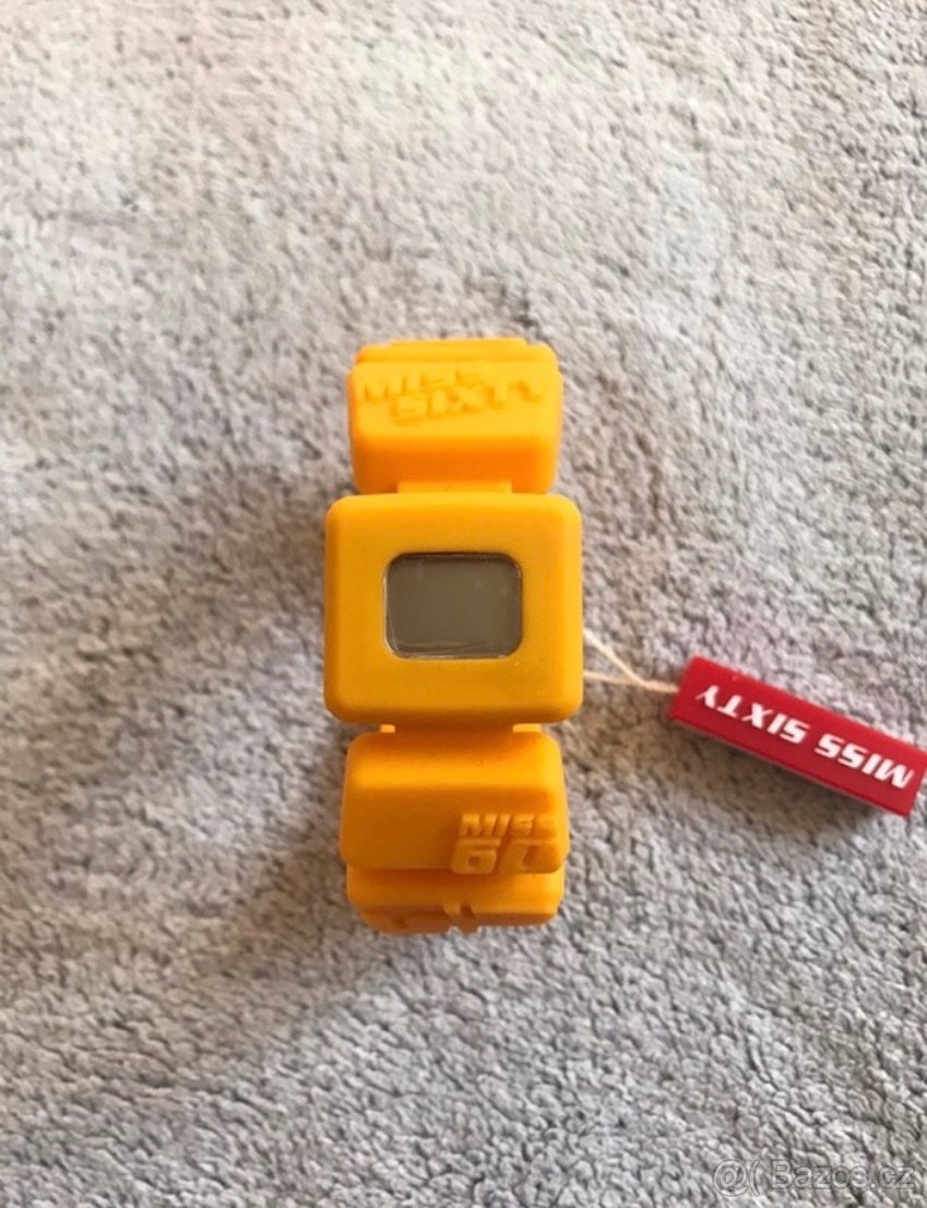 Prodám dámské doplňky(šály,čepice,kabelky,hodinky) - 5