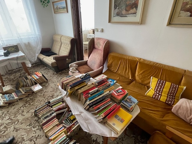 Starý nábytek a šicí stroj Minerva - 5