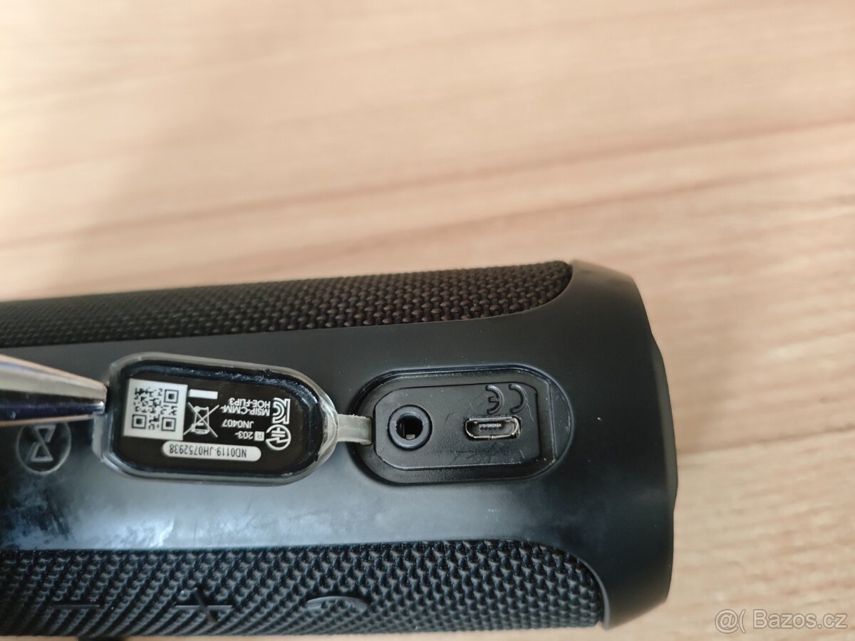 Podám reproduktor JBL - 5