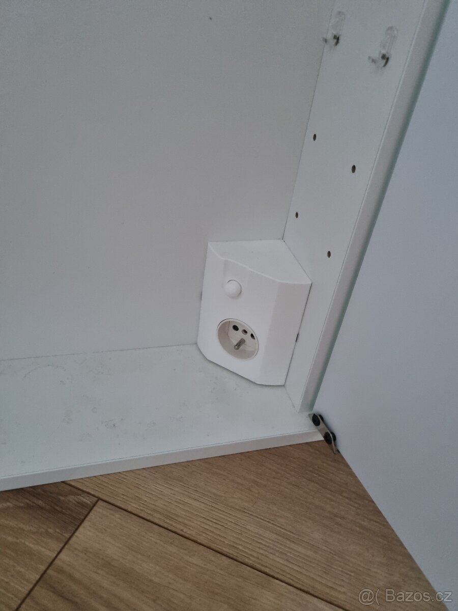 Koupelnová skříňka s el. zásuvkou a osvětlením - 5