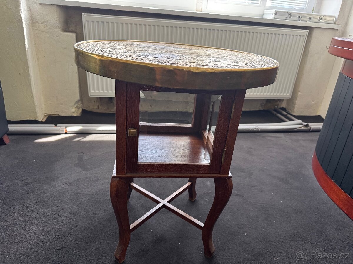 Hrací stůl s proskleným barem - 5