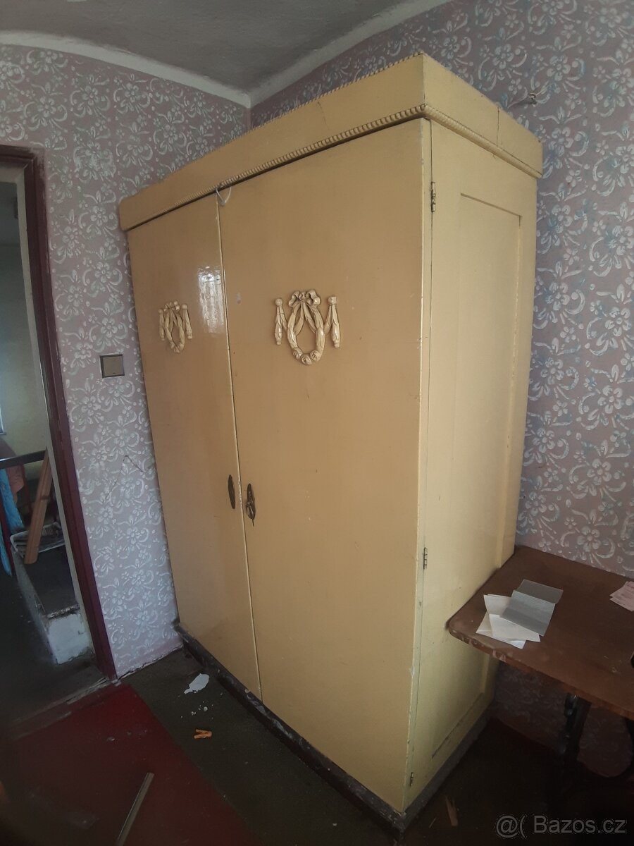 Prodám staré skříně a stul - 5