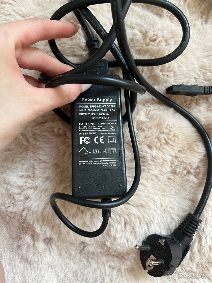 Elektrický napájecí adaptér s kabely. - 5