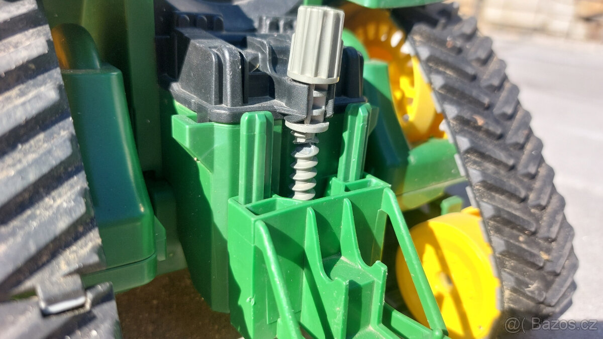 Prodám Bruder Pásový traktor John Deere 2492/02 - 5