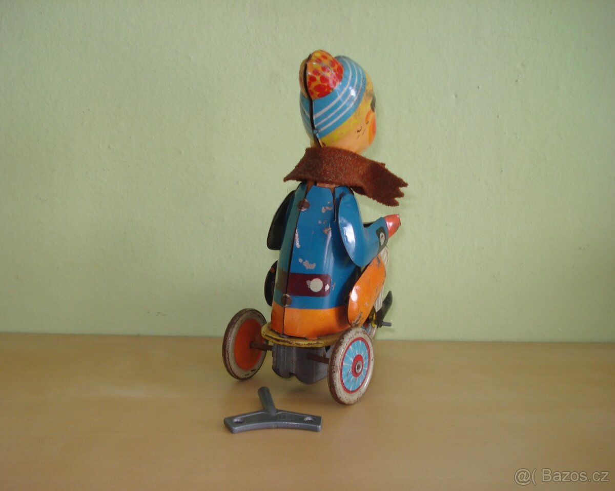 Kluk na tříkolce - 5