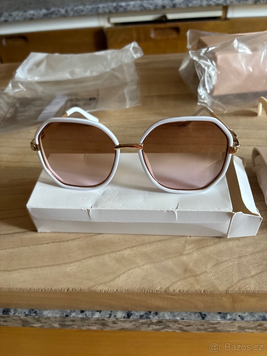 náušnice, ozdobné spony ,nové sluneční brýle,knihy - 5