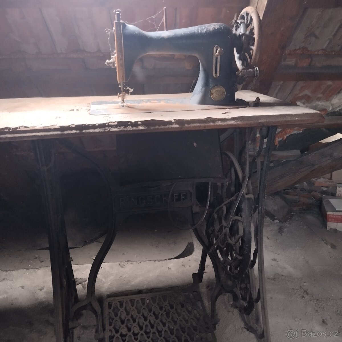 Starý šicí stroj - 5