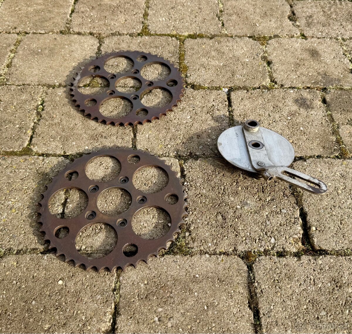 Jawa 100 Robot - rozety a stit - 5