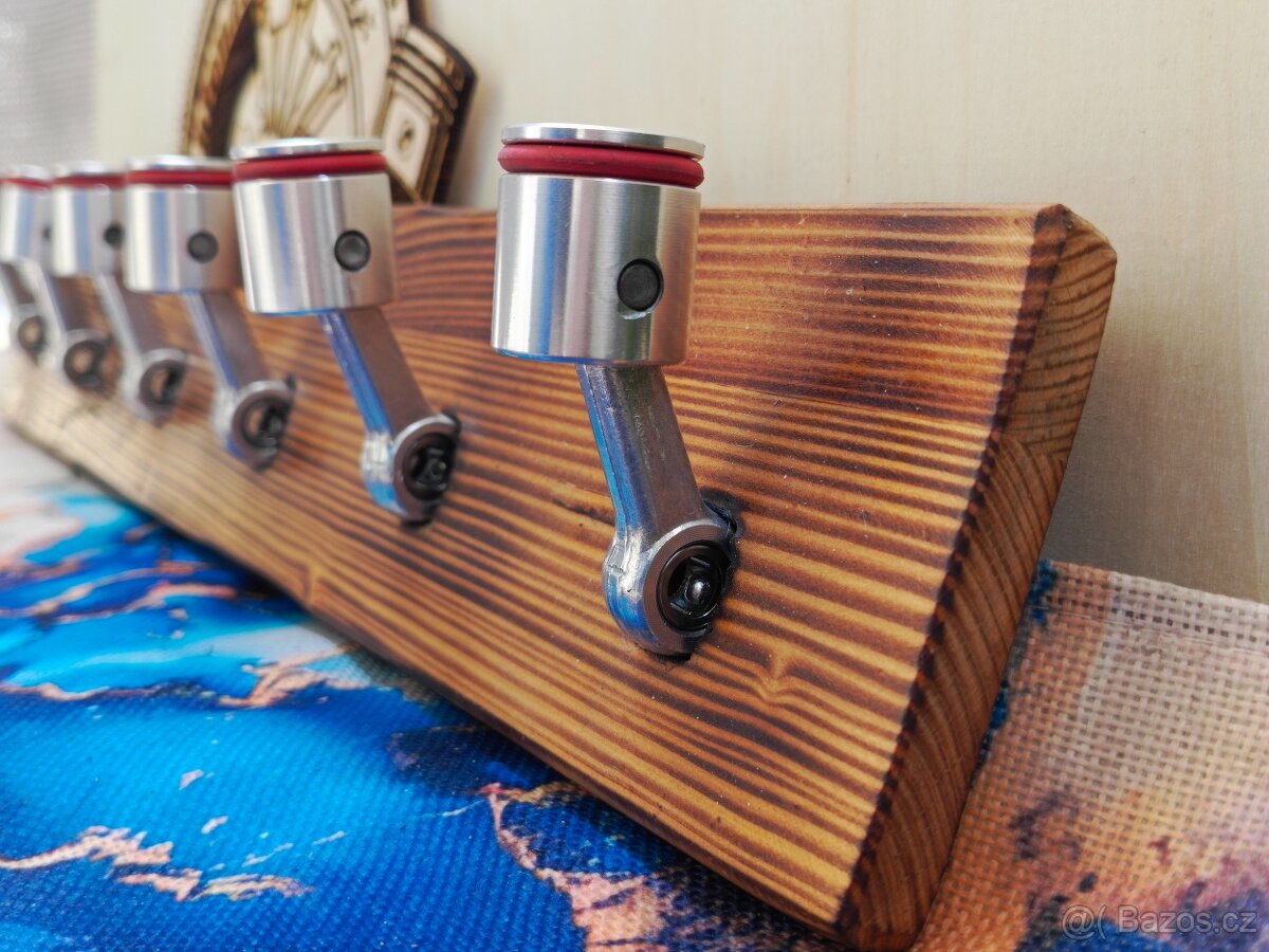 Dřevěný věšák s háčky z pístů - Autonábytek Kovář - 5