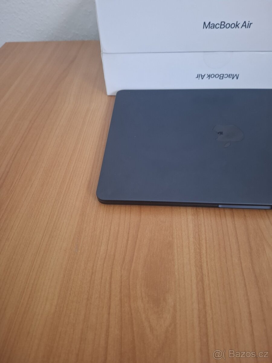 Macbook Air 13 palců M2 chip 8 GB RAM 256 SSD - 5