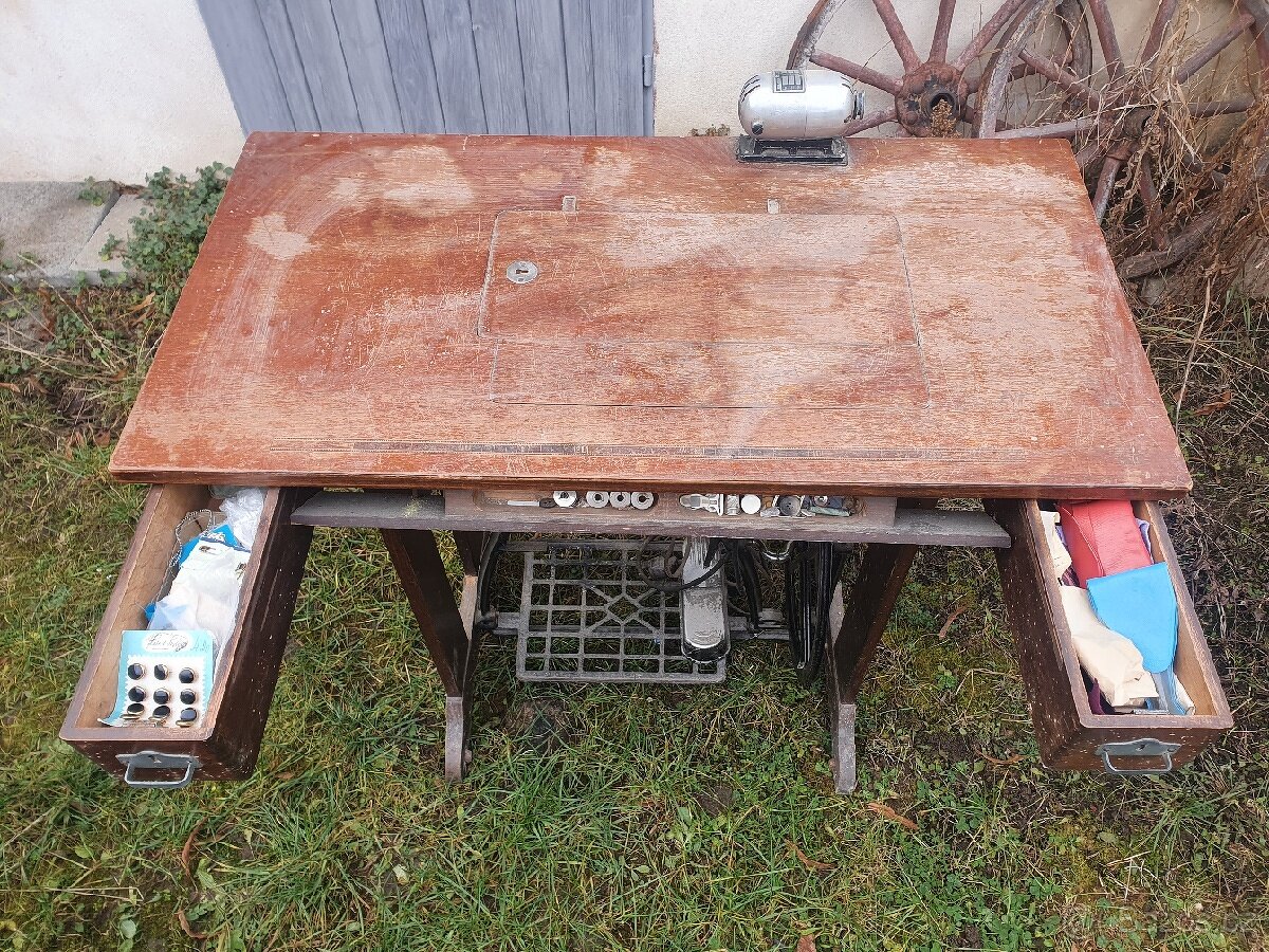 Historický šicí stroj zn. Lada - 5