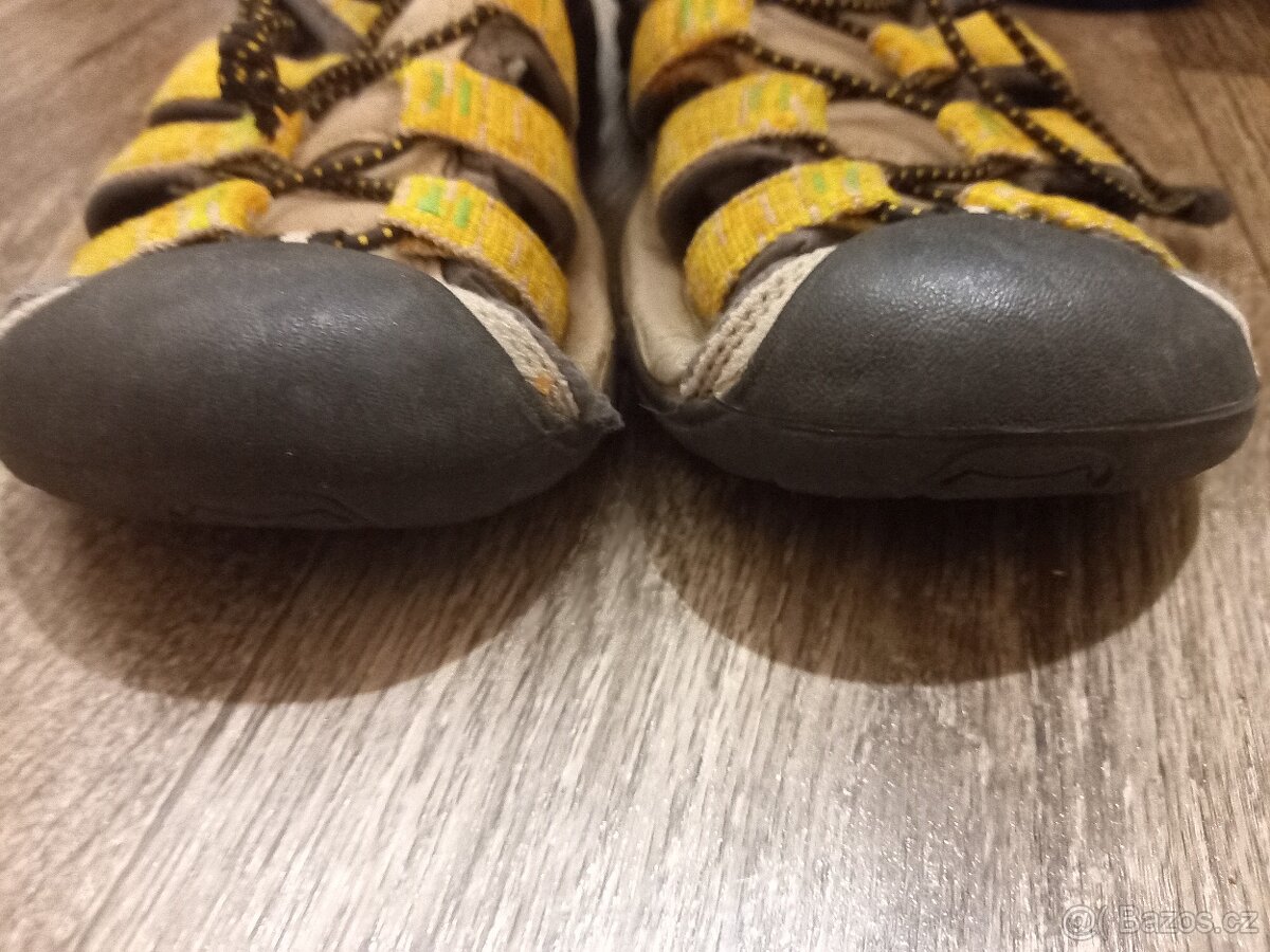 Sandály s krytou špičkou vel. 37 žlutošedé - 5