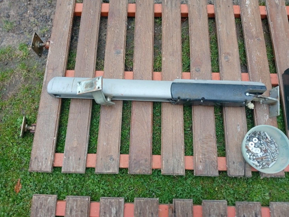 Dvoukřídlá brána s elektrickým pohonem - 5