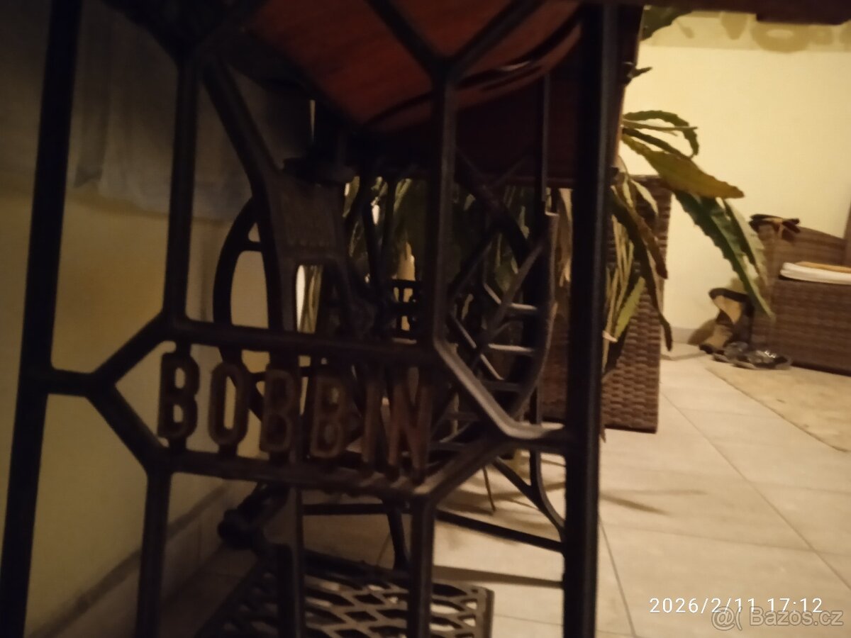 Starý šicí stroj - 5