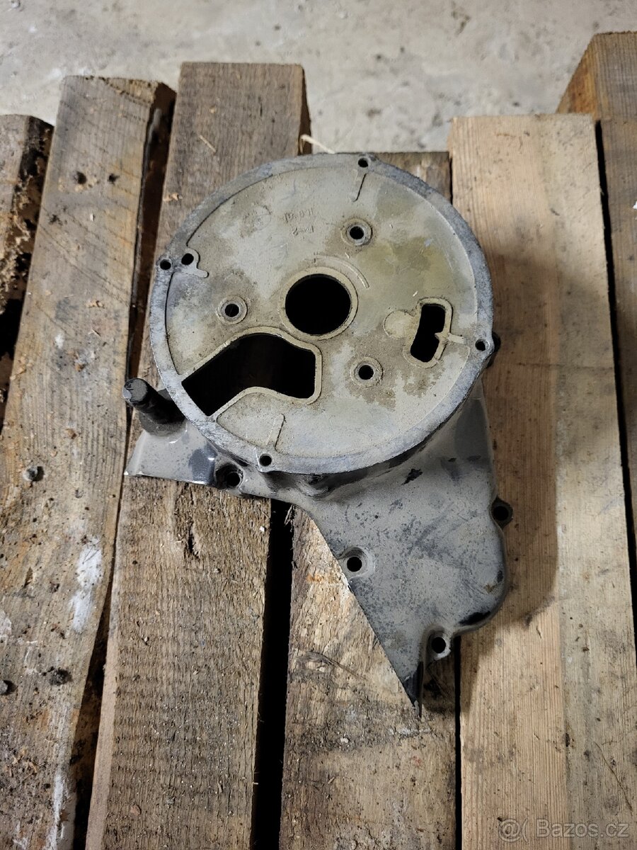 Yamaha XS 400 2A2 víka motoru, válce - 5