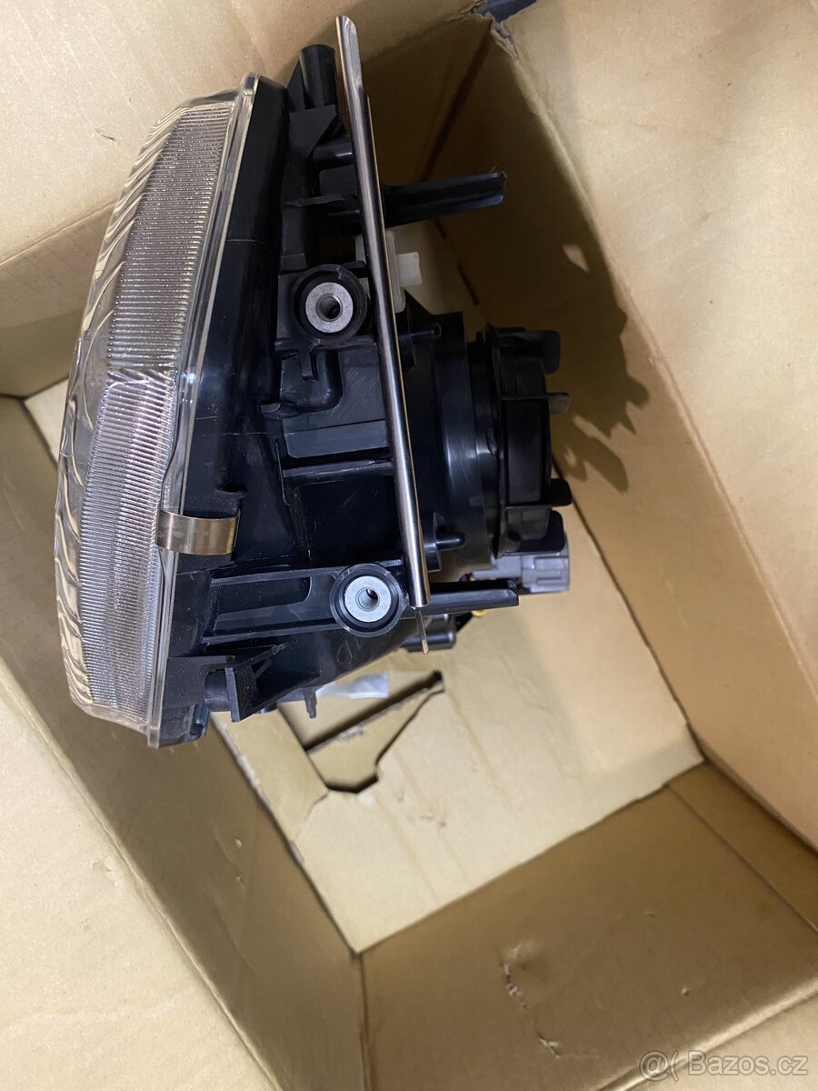 Nissan Patrol Y60 Y61 světlo levé originál 26060-VB526 – nov