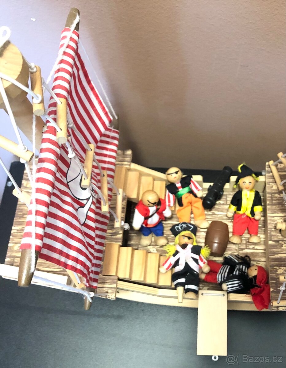 Dřevěná loď hračka s figurkami - 5