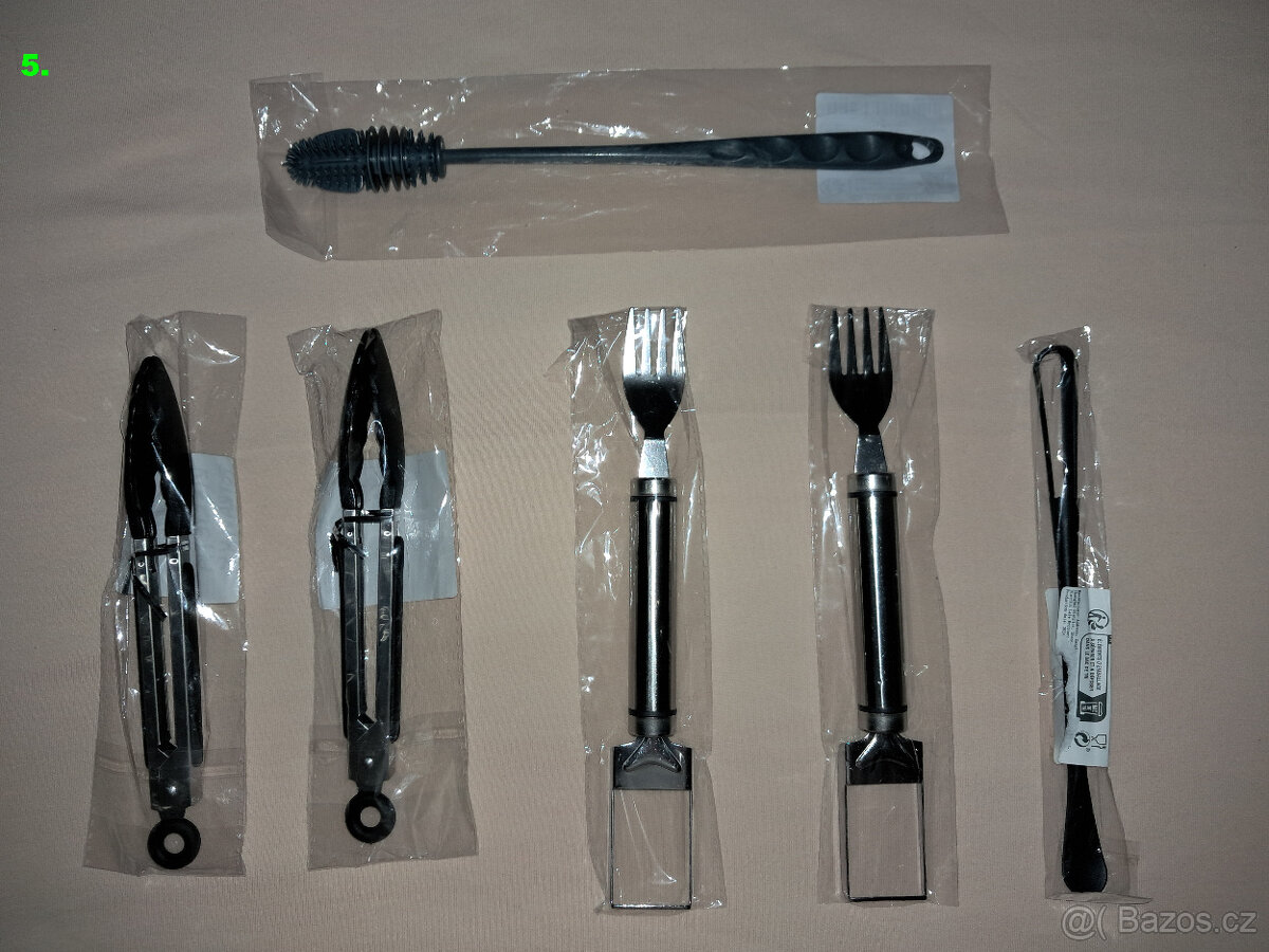 Prkénko, držáky, potrav. sáčky, lis na česnek a nůž na máslo - 5