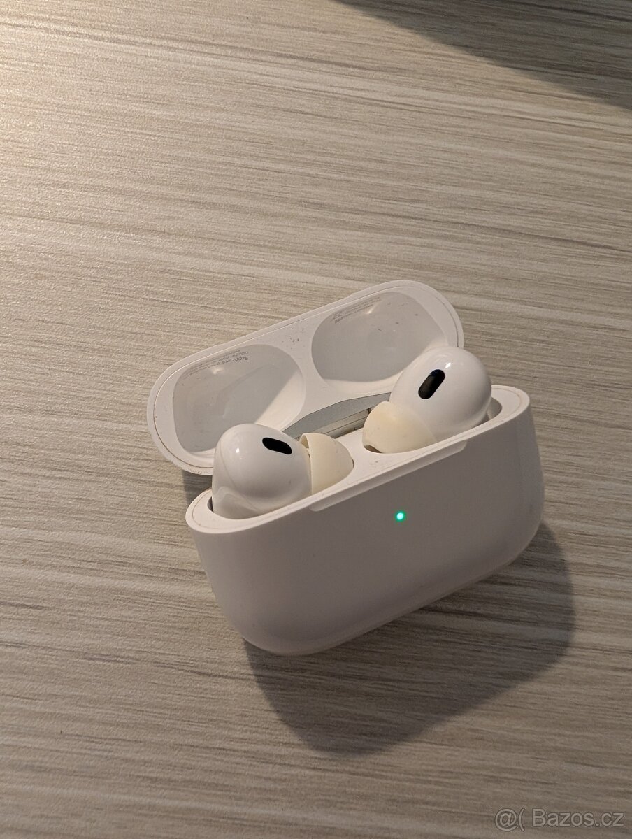 AirPods Pro 2 (2023) + cerny case - 5