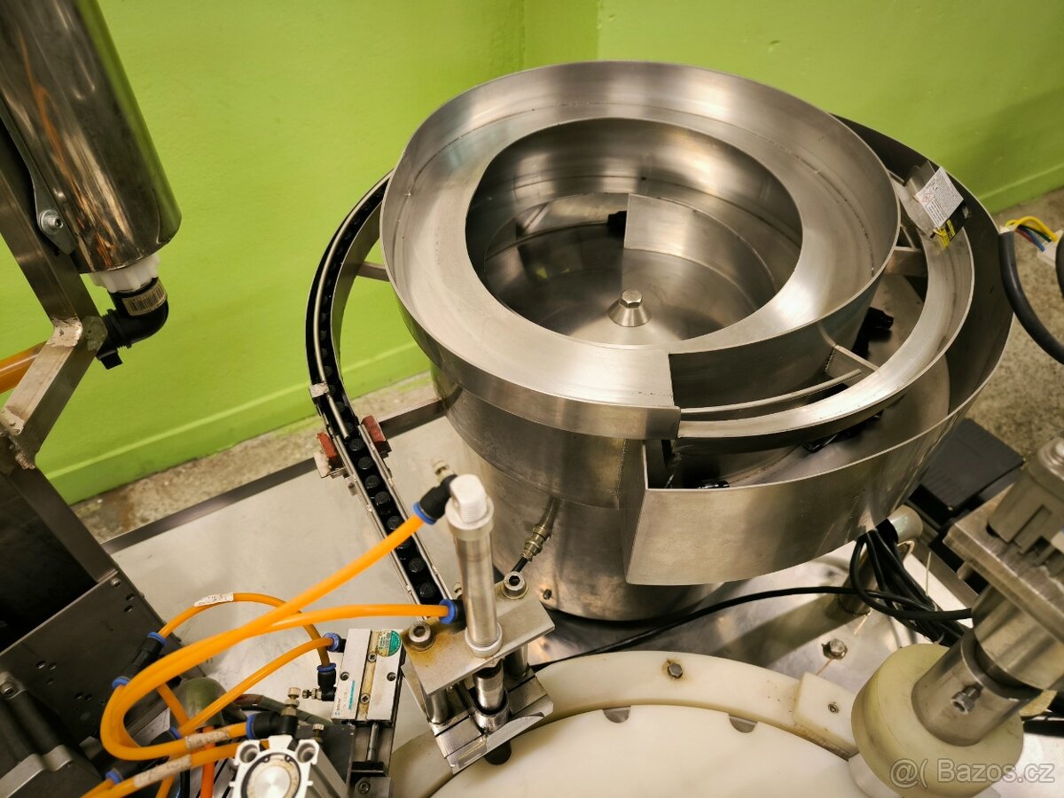 Plnící linka a etiketovací stroj - 5