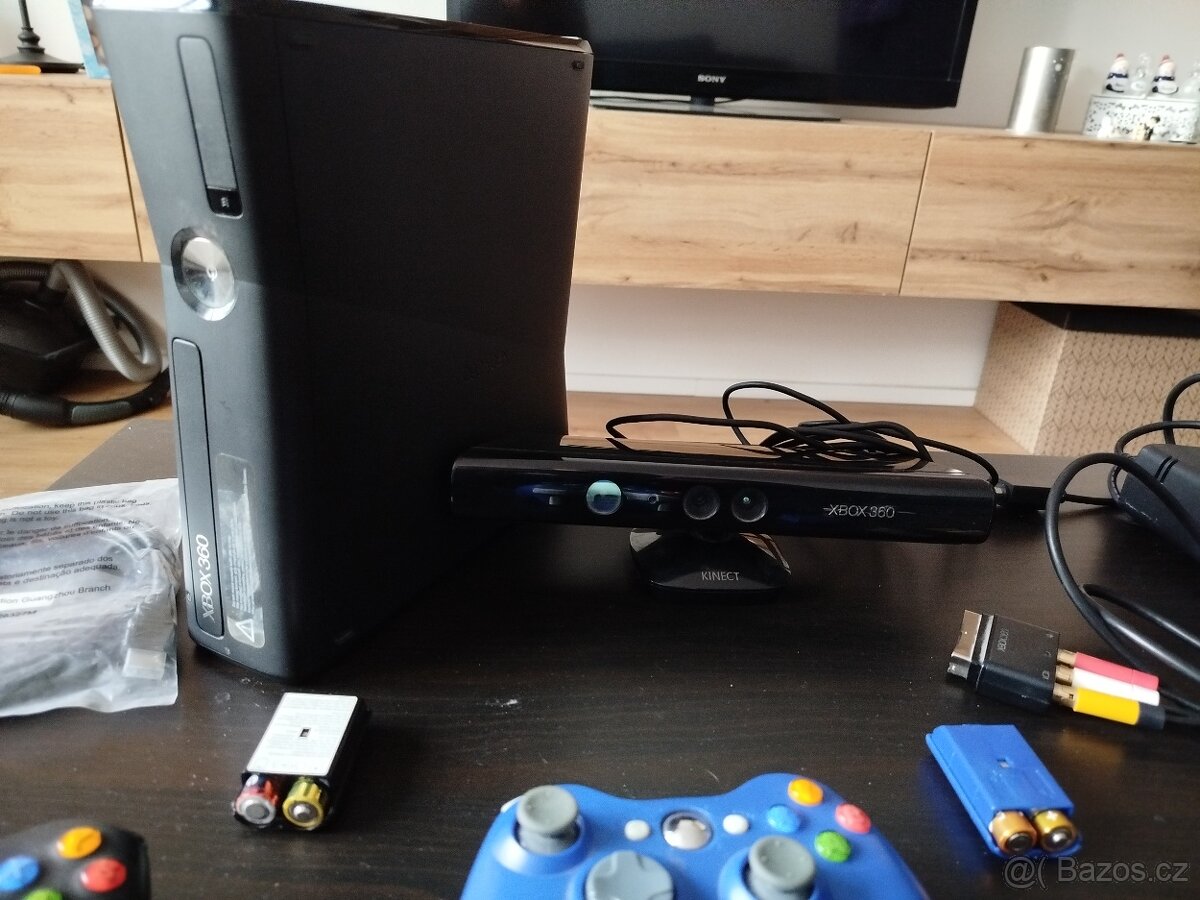XBOX 360 slim + Kinect + 2 ovladače + 14 her - 5
