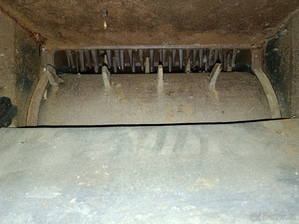 Starý zemědělský stroj – řezanka / mlátička - 5