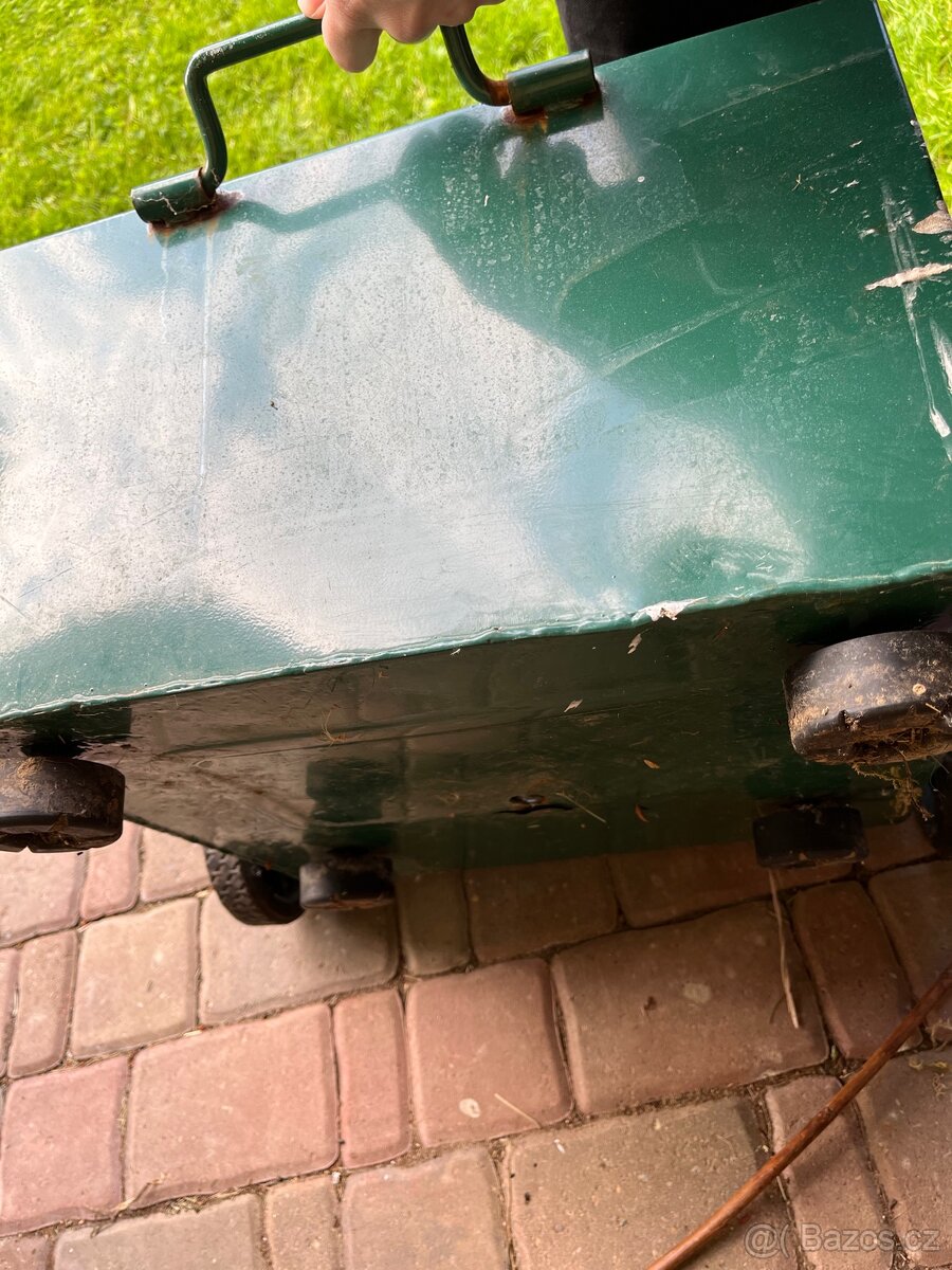 Stojan na slunečník a květináč s kolečky v jednom zelený - 5