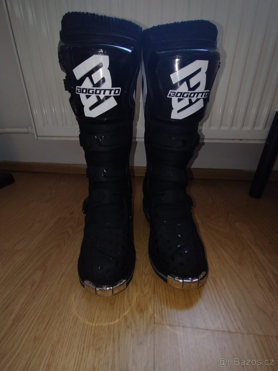 Motokrosová přilba a boty - 5