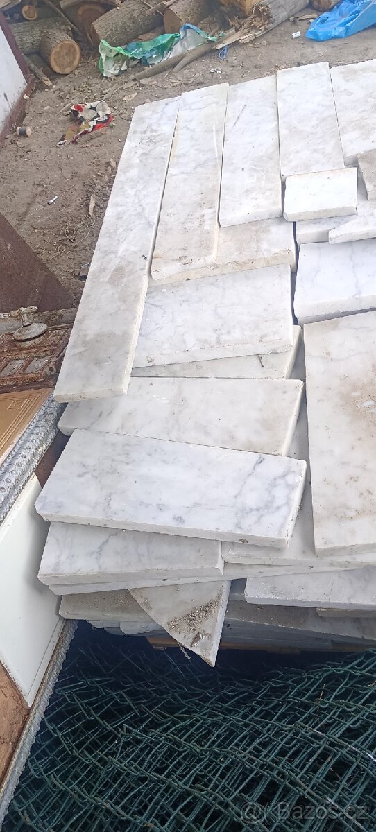 Větší množství bílého mramoru se šedým žilkováním zbytky - 5